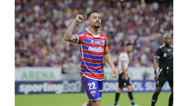 Pikachu jogador do Fortaleza comemora seu gol durante partida contra o Nacional Potosi no estadio Arena Castelao pelo campeonato Copa Sul-Americana 2024. Lucas Emanuel/AGIF
