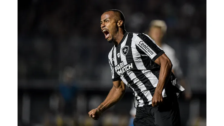 RJ - RIO DE JANEIRO - 09/11/2023 - BRASILEIRO A 2023, BOTAFOGO X GREMIO - Marlon Freitas jogador do Botafogo comemora seu gol durante partida contra o Gremio no estadio Sao Januario pelo campeonato Brasileiro A 2023. Foto: Thiago Ribeiro/AGIF
