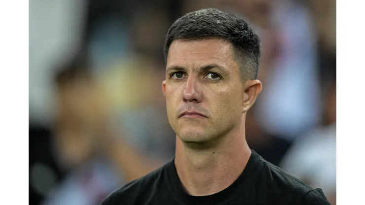 Mauricio Barbieri ex-tecnico do Vasco durante partida contra o Flamengo no estadio Maracana pelo campeonato BRASILEIRO A 2023. Treinador está indo bem no México. Foto: Thiago Ribeiro/AGIF
