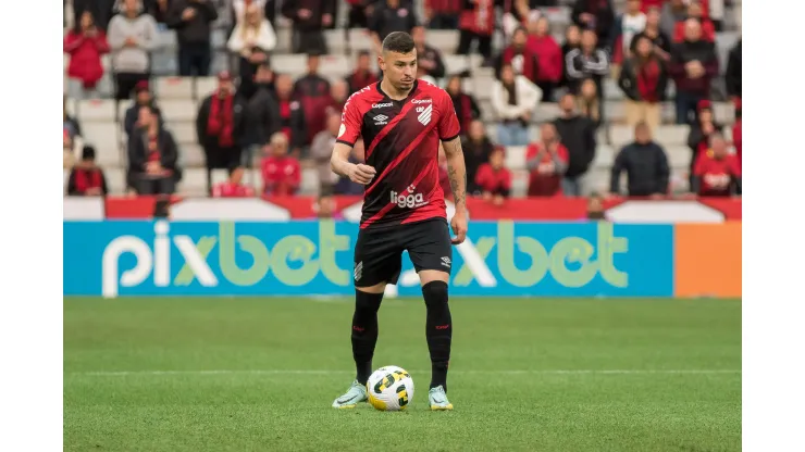 Hugo Moura durante confronto contra o Goiás no Campeonato Brasileiro de 2022.
