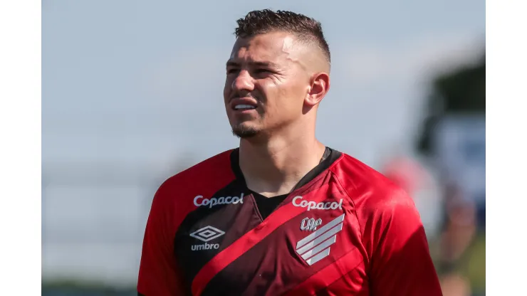 Hugo Moura jogador do Athletico-PR durante execucao do hino nacional antes da partida contra o Saojoseense no estadio do Pinhao pelo campeonato Paranaense 2023. Volante fechou com o Vasco. Foto: Robson Mafra/AGIF
