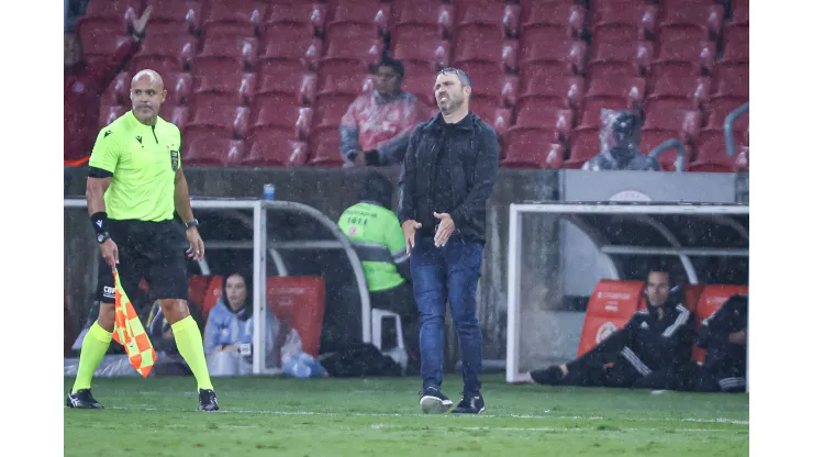 Eduardo Coudet ficou na bronca com jornalistas - Foto: Maxi Franzoi/AGIF
