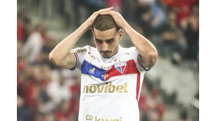 Thiago Galhardo jogador do Fortaleza lamenta durante partida contra o Athletico-PR no estadio Arena da Baixada pelo campeonato Brasileiro A 2023. Gabriel Machado/AGIF
