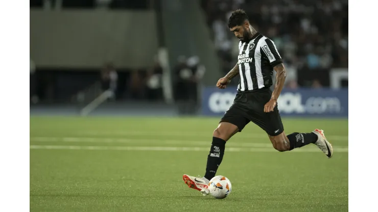 RJ - RIO DE JANEIRO - 03/04/2024 - COPA LIBERTADORES 2024, BOTAFOGO X JUNIOR BARRANQUILLA - Alexander Barboza jogador do Botafogo durante partida contra o Junior Barranquilla no estadio Engenhao pelo campeonato Copa Libertadores 2024. Foto: Jorge Rodrigues/AGIF
