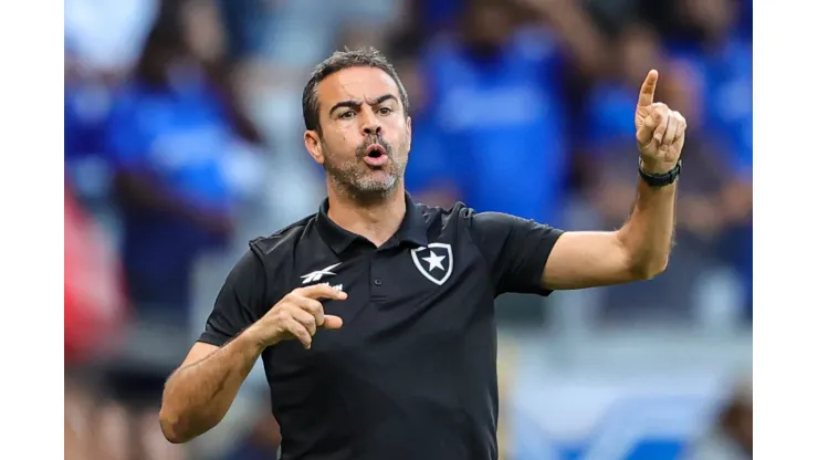 MG - BELO HORIZONTE - 14/04/2024 - BRASILEIRO A 2024, CRUZEIRO X BOTAFOGO - Artur Jorge tecnico do Botafogo durante partida contra o Cruzeiro no estadio Mineirao pelo campeonato Brasileiro A 2024. Foto: Gilson Lobo/AGIF
