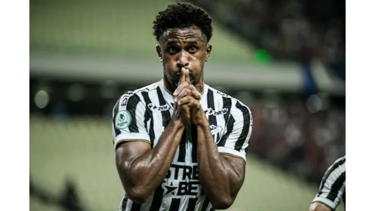 Saulo Mineiro jogador do Ceara comemora seu gol com jogadores do seu time durante partida contra o Fortaleza no estadio Arena Castelao pelo campeonato Cearense 2024. Kely Pereira/AGIF
