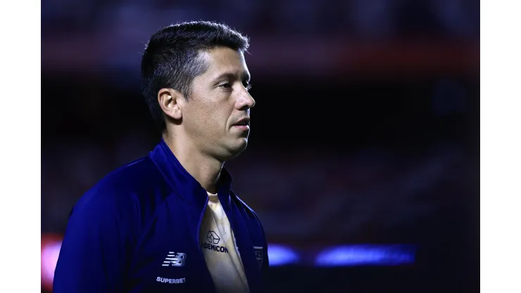 Thiago Carpini tecnico do Sao Paulo durante partida contra o Santos no estadio Morumbi pelo campeonato Paulista 2024. Treinador foi criticado por ex-jogador. Foto: Marcello Zambrana/AGIF
