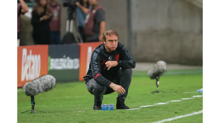 Cuca tecnico do Athletico-PR durante partida contra o Gremio no estadio Arena do Gremio pelo campeonato Brasileiro A 2024. Maxi Franzoi/AGIF
