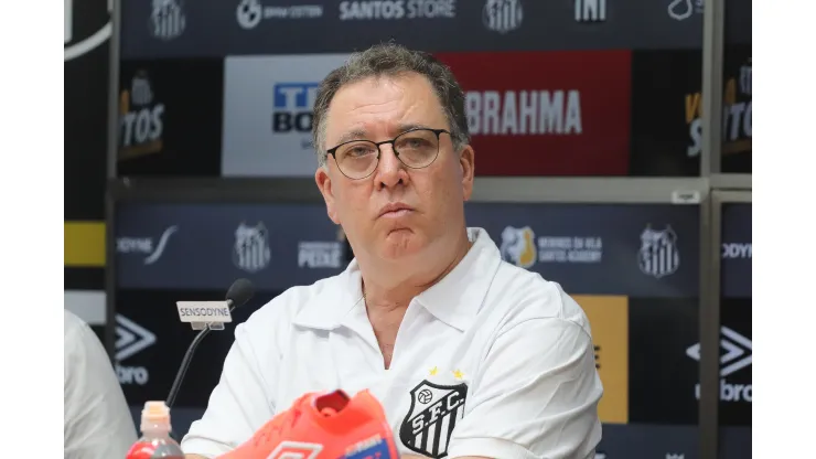 SP - SANTOS - 08/01/2024 - SANTOS, COLETIVA - O presidente Marcelo Teixeira fala aos jornalistas em coletiva de imprensa realizada na Vila Belmiro. Foto: Reinaldo Campos/AGIF
