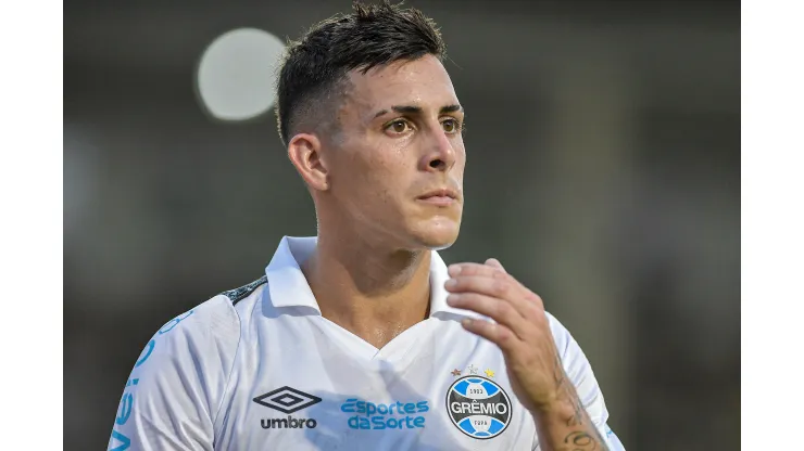 Pavon jogador do Gremio durante partida contra o Vasco no estadio Sao Januario pelo campeonato Brasileiro A 2024. Atacante virou desfalque. Foto: Thiago Ribeiro/AGIF
