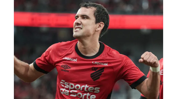 Pablo jogador do Athletico-PR comemora seu gol durante partida contra o FC Cascavel no estadio Arena da Baixada pelo campeonato Paranaense 2024. Robson Mafra/AGIF
