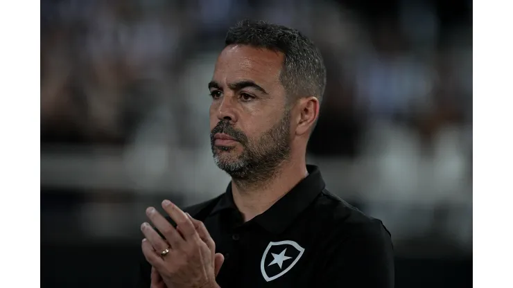 Artur Jorge parece estar obtendo êxito no comando do Botafogo. 
