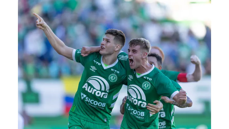 SC - CHAPECO - 20/04/2024 - BRASILEIRO B 2024, CHAPECOENSE X ITUANO - Perotti jogador do Chapecoense comemora seu gol com jogadores do seu time durante partida contra o Ituano no estadio Arena Conda pelo campeonato Brasileiro B 2024. Foto: Liamara Polli/AGIF
