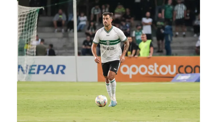 Maurício Antônio manda a real no Coritiba. Foto: Robson Mafra/AGIF
