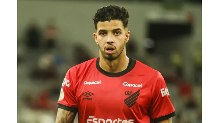 Kaique Rocha jogador do Athletico-PR durante partida contra o Bragantino no estadio Arena da Baixada pelo campeonato Brasileiro A 2023. Gabriel Machado/AGIF
