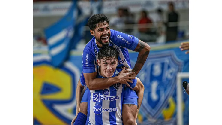 Jogador do Paysandu comemora seu gol com jogadores do seu time durante partida contra o Remo no estadio Mangueirao pelo campeonato Paraense 2024. Marcos Junior/AGIF
