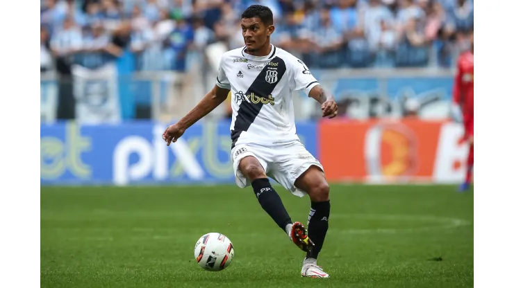 Thiago Oliveira jogador do Ponte Preta durante partida contra o Gremio no estadio Arena do Gremio pelo campeonato Brasileiro B 2022. Pedro H. Tesch/AGIF
