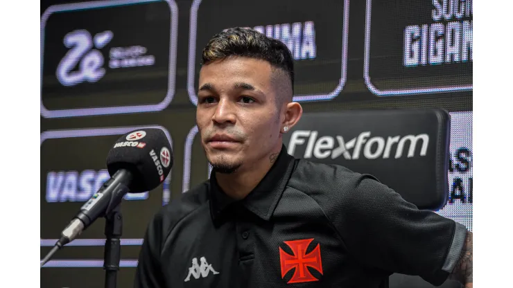 Adson fala aos jornalista durante sua apresentacao oficial como jogador do Vasco em coletiva de imprensa realizada no Sao Januario. Ponta está no banco de reservas. Foto: Thiago Ribeiro/AGIF
