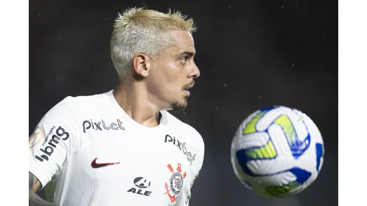 Fagner jogador do Corinthians durante partida contra o Vasco no estadio Sao Januario pelo campeonato Brasileiro A 2023. Lateral sofreu pressão dos torcedores. Foto: Jorge Rodrigues/AGIF
