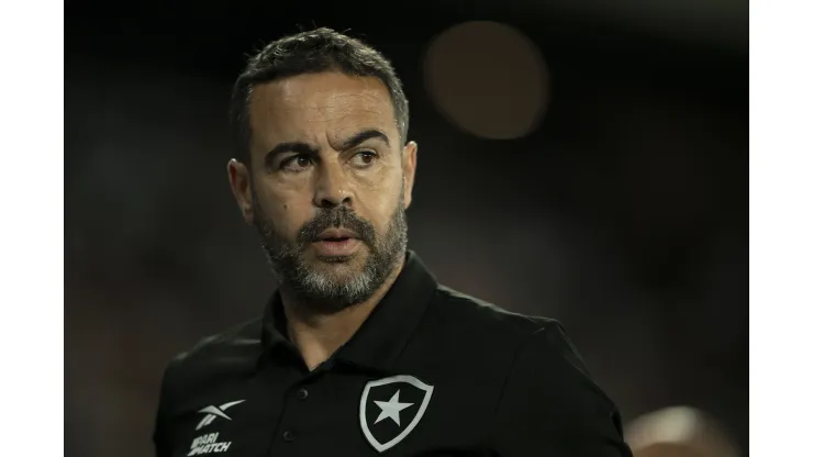 RJ - RIO DE JANEIRO - 24/04/2024 - COPA LIBERTADORES 2024, BOTAFOGO X UNIVERSITARIO - Artur Jorge tecnico do Botafogo durante partida contra o Universitario no estadio Engenhao pelo campeonato Copa Libertadores 2024. Foto: Jorge Rodrigues/AGIF
