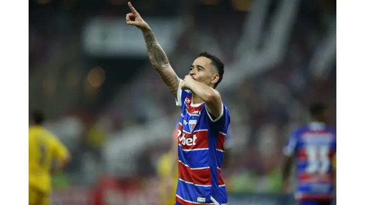 Yago Pikachu jogador do Fortaleza comemora seu gol durante partida contra o Boca Juniors pela Copa Sul-Americana 2024 no estadio Arena Castelao em Fortaleza (CE), nesta quinta-feira (25). Meia 'decidiu' o jogo contra os argentinos. Foto: Marlon Costa/AGIF
