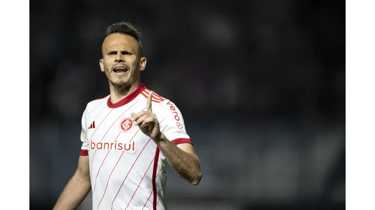 Rene jogador do Internacional durante partida contra o Vasco no estadio Sao Januario pelo campeonato Brasileiro A 2023. Titular vive bom momento. Foto: Jorge Rodrigues/AGIF
