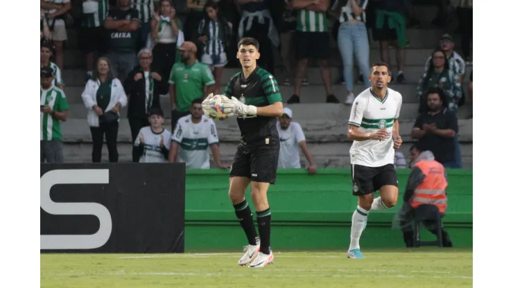 Pedro Morisco em ação contra o Andraus em partida válida pelo Campeonato Paranaense de 2024.
