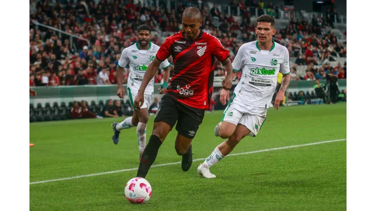 PR - Curitiba - 01/10/2022 - BRASILEIRO A 2022, ATHLETICO PR X JUVENTUDE - Fernandinho jogador do Athletico-PR durante partida contra o Juventude no estadio Arena da Baixada pelo campeonato Brasileiro A 2022. Foto: Gabriel Machado/AGIF
