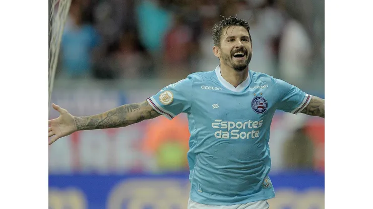 Everaldo jogador do Bahia comemora seu gol durante partida contra o Athletico-PR no estadio Arena Fonte Nova pelo campeonato Brasileiro A 2023. Jhony Pinho/AGIF
