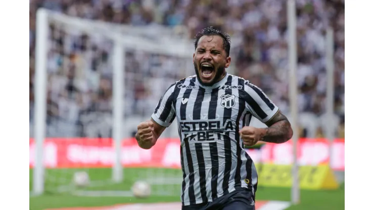 Lourenco jogador do Ceara comemora seu gol durante partida contra o Ferroviario no estadio Arena Castelao pelo campeonato Cearense 2024. Lucas Emanuel/AGIF
