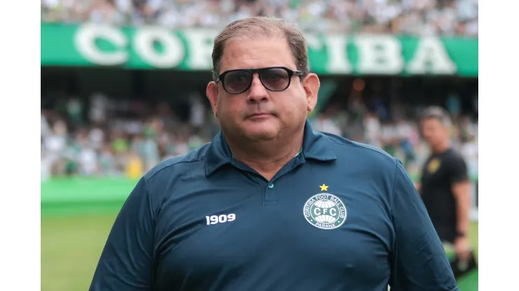 Guto Ferreira vem sendo criticado pela torcida do Coritiba - Foto: Robson Mafra/AGIF
