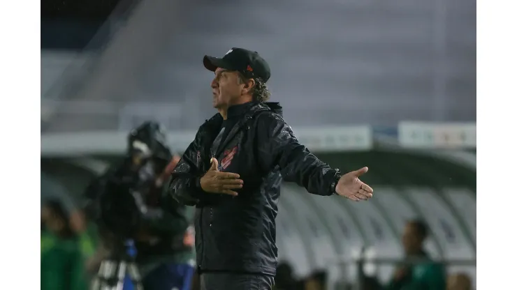 Cuca tecnico do Athletico-PR durante partida contra o Juventude no estadio Alfredo Jaconi pelo campeonato Brasileiro A 2024. Luiz Erbes/AGIF
