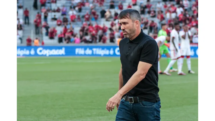 Eduardo Coudet durante confronto contra o Athletico-PR no Campeonato Brasileiro de 2024.
