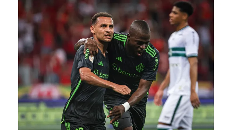  Alan Patrick jogador do Internacional comemora seu gol com Valencia jogador da sua equipe durante partida contra o Coritiba no estadio Beira-Rio pelo campeonato Brasileiro A 2023. 
