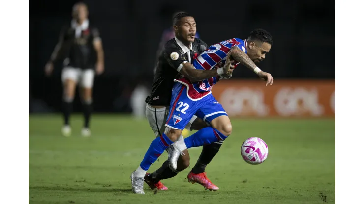 RJ - RIO DE JANEIRO - 18/10/2023 - BRASILEIRO A 2023, VASCO X FORTALEZA - Ze Gabriel jogador do Vasco disputa lance com Yago Pikachu jogador do Fortaleza durante partida no estadio Sao Januario pelo campeonato Brasileiro A 2023. Foto: Jorge Rodrigues/AGIF
