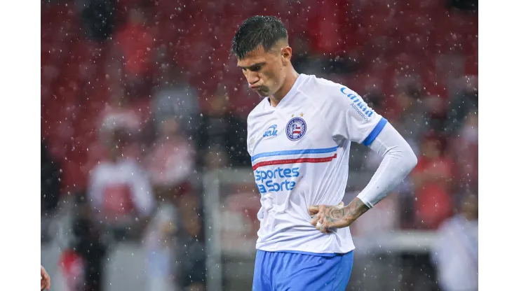 Victor Cuesta jogador do Bahia lamenta derrota ao final da partida contra o Internacional no estadio Beira-Rio pelo campeonato Brasileiro A 2024. 
