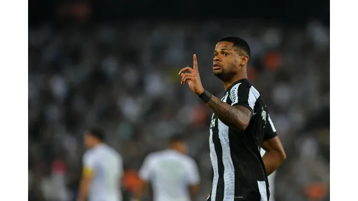 Júnior Santos vem se destacando pelo Botafogo - Foto: Thiago Ribeiro/AGIF
