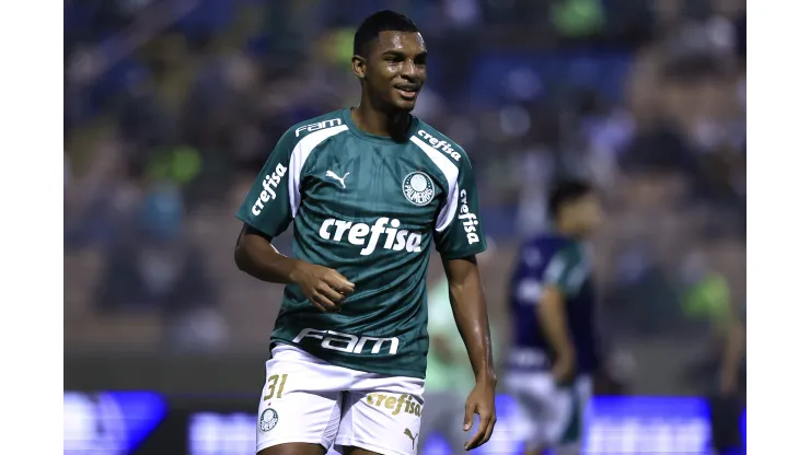 SP - BARUERI - 08/02/2024 - PAULISTA 2024, PALMEIRAS X ITUANO - Luis Guilherme jogador do Palmeiras durante aquecimento antes da partida contra o Ituano no estadio Arena Barueri pelo campeonato Paulista 2024. Foto: Marcello Zambrana/AGIF
