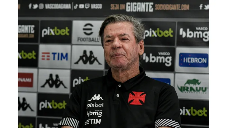 RJ - Rio de Janeiro - 18/07/2022 - VASCO, ALEX TEIXEIRA - O presidente Jorge Salgado fala aos jornalistas durante apresentacao oficial de Alex Teixeira como jogador do Vasco em coletiva de imprensa realizada no CT Moacyr Barbosa. Foto: Thiago Ribeiro/AGIF
