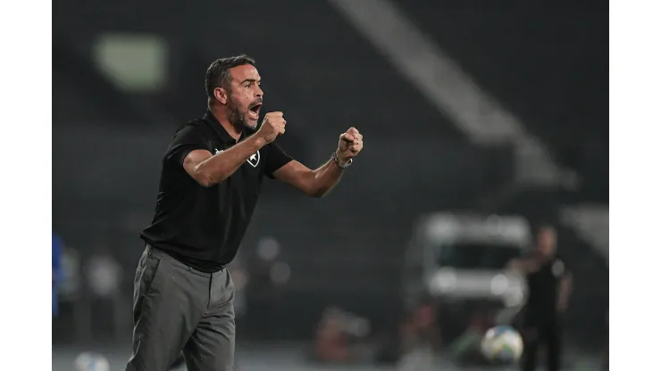 Artur Jorge caiu nas graças da torcida do Glorioso.
