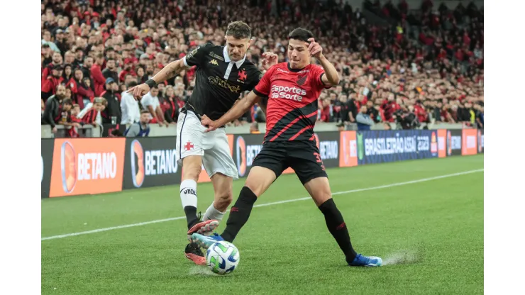 PR - CURITIBA - 25/11/2023 - BRASILEIRO A 2023, ATHLETICO-PR X VASCO - Lucas Esquivel jogador do Athletico-PR disputa lance com Vegetti jogador do Vasco durante partida no estadio Arena da Baixada pelo campeonato Brasileiro A 2023. Foto: Robson Mafra/AGIF
