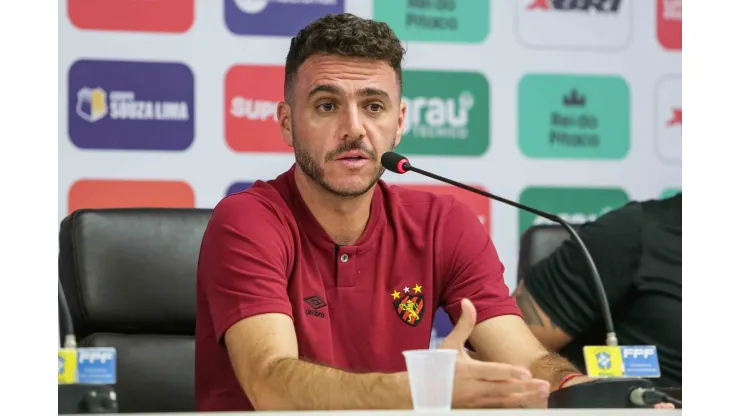 Mariano Soso, técnico do Sport, durante entrevista coletiva.
