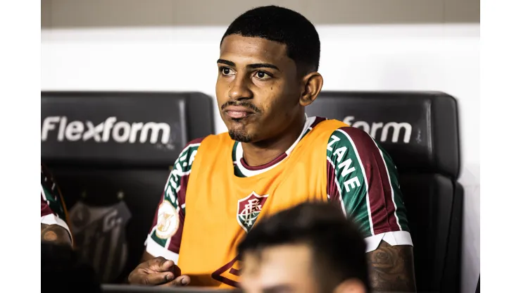 John Kennedy jogador do Fluminense durante partida contra o Santos no estadio Vila Belmiro pelo campeonato Brasileiro A 2023. Ponta é pedido no Cruzeiro. Foto: Abner Dourado/AGIF
