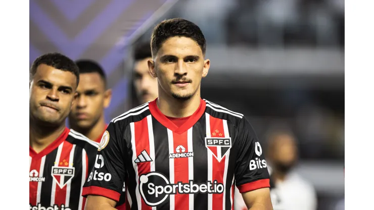 SP - SANTOS - 12/11/2023 - BRASILEIRO A 2023, SANTOS X SAO PAULO - Pablo Maia jogador do Sao Paulo durante partida contra o Santos no estadio Vila Belmiro pelo campeonato Brasileiro A 2023. Foto: Abner Dourado/AGIF
