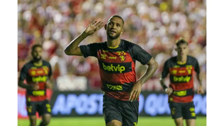 Gustavo Coutinho jogador do Sport comemora seu gol durante partida contra o Nautico no estadio Aflitos pelo campeonato Pernambucano 2024. Rafael Vieira/AGIF
