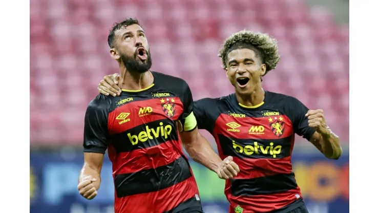 Luciano Castanho jogador do Sport comemora seu gol durante partida contra o Murici no estadio Arena Pernambuco pelo campeonato Copa Do Brasil 2024. Rafael Vieira/AGIF
