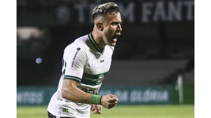 Matheus Frizzo jogador do Coritiba comemora seu gol durante partida contra o Operario no estadio Couto Pereira pelo campeonato Paranaense 2024. Gabriel Machado/AGIF
