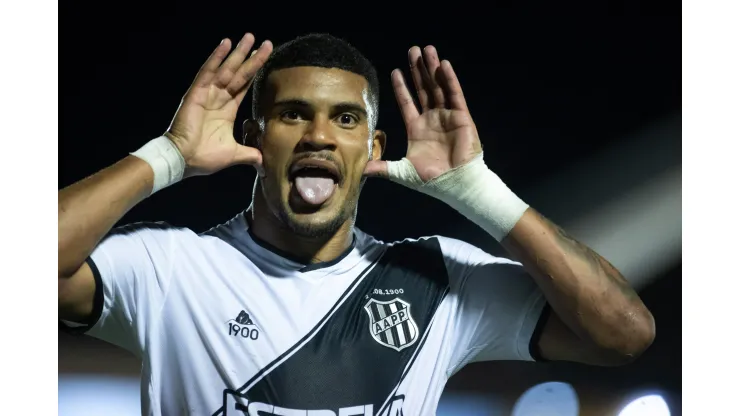 Jeh jogador do Ponte Preta comemora seu gol durante partida contra o Novorizontino no estadio Jorge Ismael de Biasi pelo campeonato Paulista 2023. Diogo Reis/AGIF
