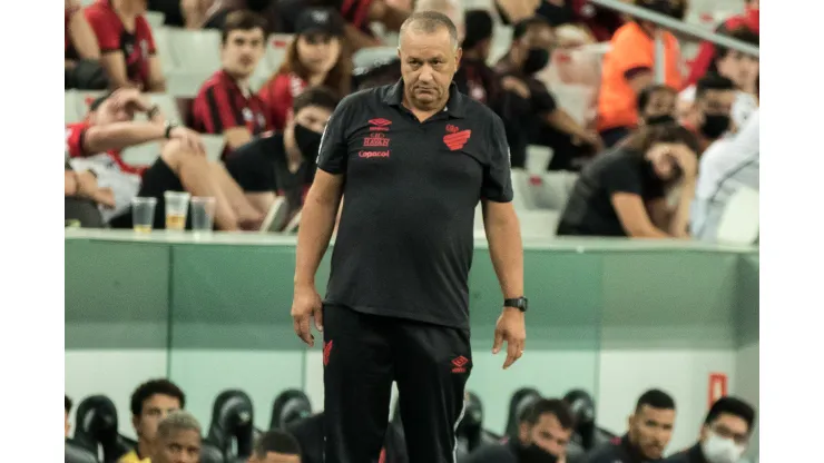 James Freitas enquanto tecnico do Athletico-PR durante partida contra o Uniao- PR no estadio Arena da Baixada pelo campeonato Paranaense 2022. Foto: Robson Mafra/AGIF
