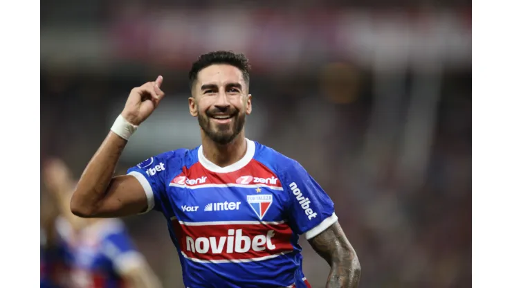 Lucero jogador do Fortaleza comemora seu gol durante partida contra o Boca Juniors pela Copa Sul-Americana 2024 no estadio Arena Castelao em Fortaleza (CE), nesta quinta-feira (25). Marlon Costa/AGIF
